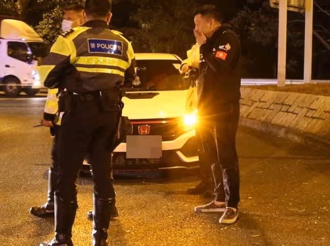 成奎安25歲孫子車禍身亡！座駕撞上8米高大樹，送醫後搶救無效