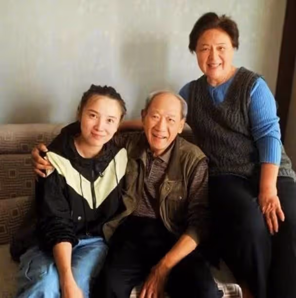 突傳死訊！85歲著名老戲骨因病離世，從影半世紀桃李滿天下
