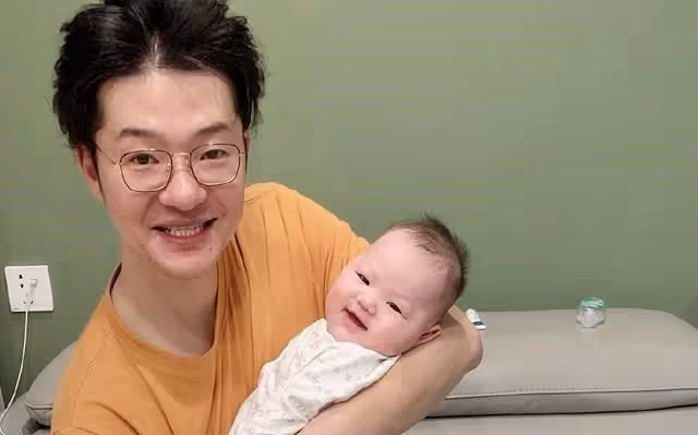 德雲社小師叔一歲生日,師爺謝金髮文曬照,評論區被粉絲玩出了花
