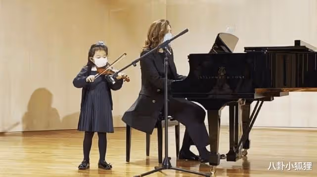 霍啟剛曬4歲女兒拉小提琴照，首登舞台表情淡然，初顯名媛氣質