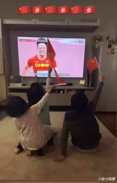 霍啟剛曬4歲女兒拉小提琴照，首登舞台表情淡然，初顯名媛氣質