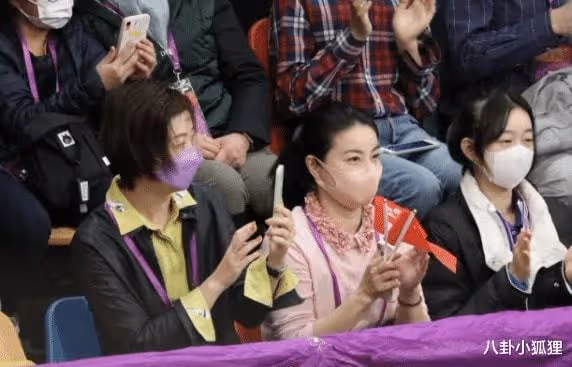 霍啟剛曬4歲女兒拉小提琴照，首登舞台表情淡然，初顯名媛氣質