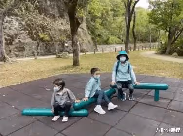 霍啟剛曬4歲女兒拉小提琴照，首登舞台表情淡然，初顯名媛氣質