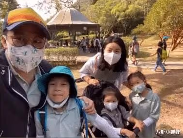 霍啟剛曬4歲女兒拉小提琴照，首登舞台表情淡然，初顯名媛氣質