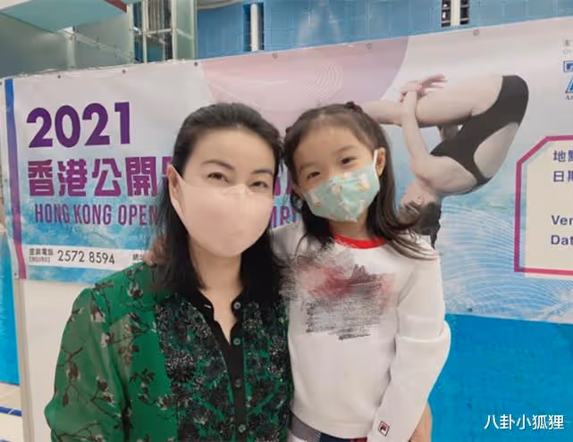 霍啟剛曬4歲女兒拉小提琴照，首登舞台表情淡然，初顯名媛氣質