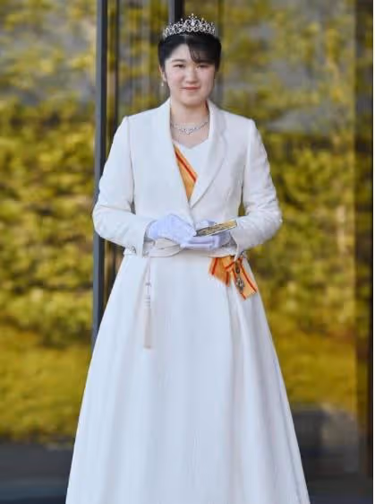 愛子公主頭戴王冠亮相，宮廷禮服花了心思，天皇嫡女風采正當時