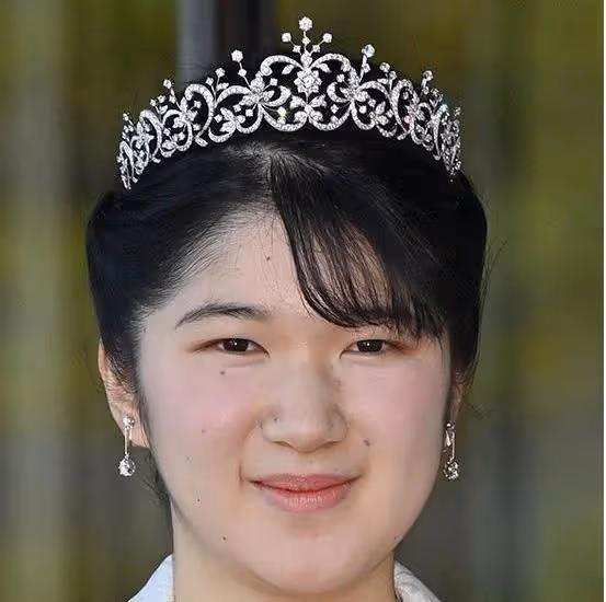 愛子公主頭戴王冠亮相，宮廷禮服花了心思，天皇嫡女風采正當時