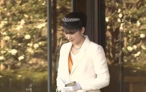 愛子公主頭戴王冠亮相，宮廷禮服花了心思，天皇嫡女風采正當時