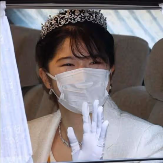 愛子公主頭戴王冠亮相，宮廷禮服花了心思，天皇嫡女風采正當時