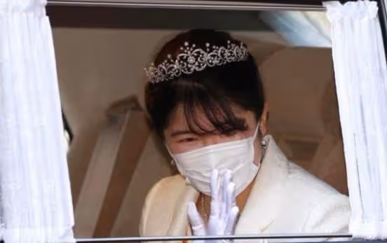 愛子公主頭戴王冠亮相，宮廷禮服花了心思，天皇嫡女風采正當時