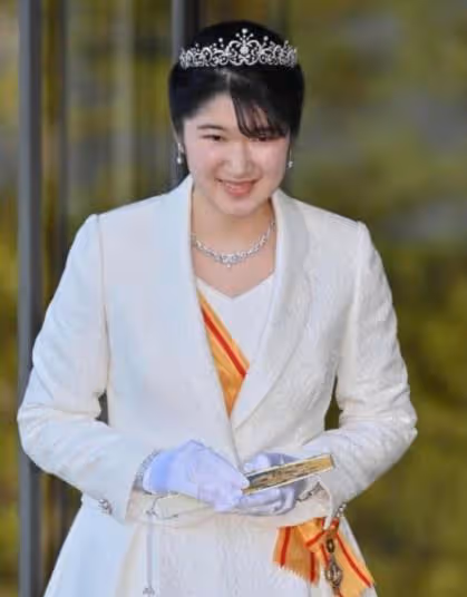 愛子公主頭戴王冠亮相，宮廷禮服花了心思，天皇嫡女風采正當時