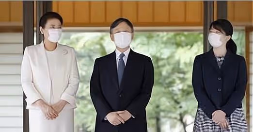 愛子公主頭戴王冠亮相，宮廷禮服花了心思，天皇嫡女風采正當時