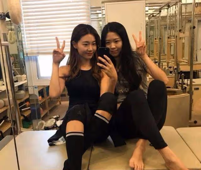 40歲姐妹花，卻擁有20歲少女身材和顏值，這難道是長生不老嗎？