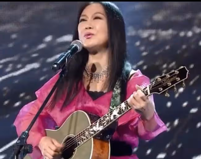 知名歌手李麗芬罕露面，61歲氣質仍出眾，與洋老公離婚後單身多年