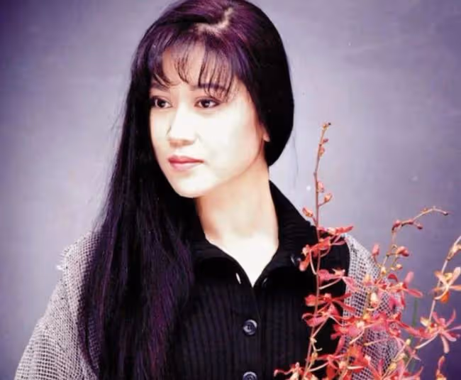 知名歌手李麗芬罕露面，61歲氣質仍出眾，與洋老公離婚後單身多年