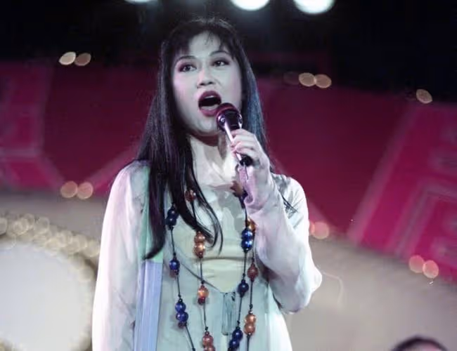 知名歌手李麗芬罕露面，61歲氣質仍出眾，與洋老公離婚後單身多年
