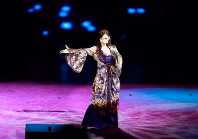 知名歌手李麗芬罕露面，61歲氣質仍出眾，與洋老公離婚後單身多年