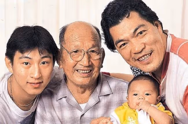 成奎安25歲孫子車禍去世，百位親友在事發地拜祭，女親友哭到癱軟