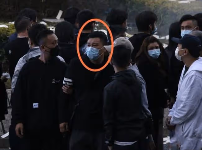 成奎安25歲孫子車禍去世，百位親友在事發地拜祭，女親友哭到癱軟