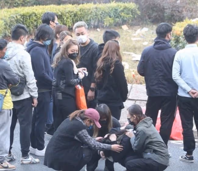 成奎安25歲孫子車禍去世，百位親友在事發地拜祭，女親友哭到癱軟