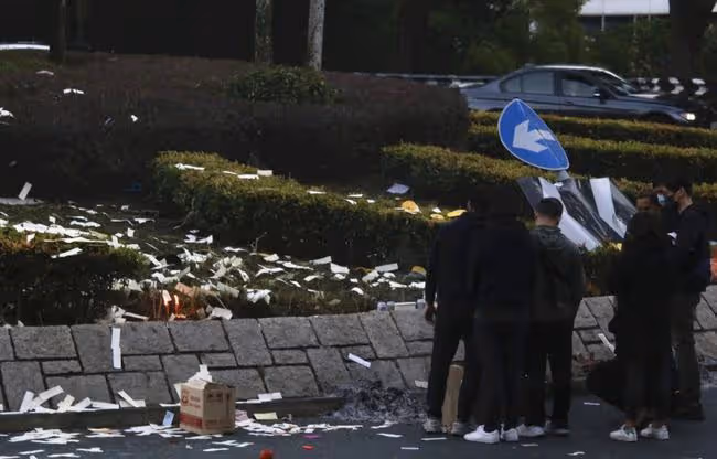 成奎安25歲孫子車禍去世，百位親友在事發地拜祭，女親友哭到癱軟
