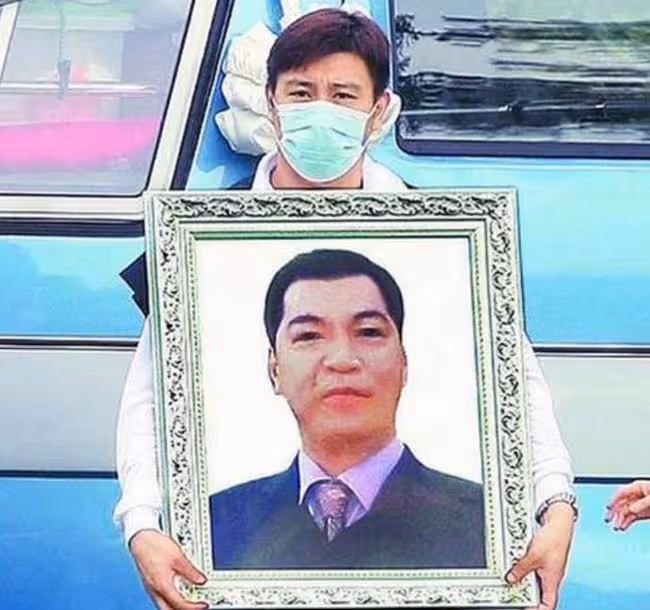 成奎安25歲孫子車禍去世，百位親友在事發地拜祭，女親友哭到癱軟