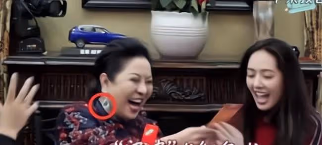 向太給兒媳紅包厚的驚人，身上的翡翠珠寶實力搶鏡，這就是豪門！