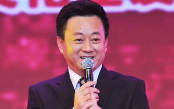 朱軍再次傳來喜訊，被迫消失3年終重返央視，或將主持2022年春晚