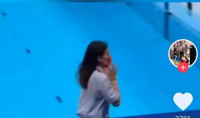 一路小跑追過去！郭晶晶放下架子追星全紅嬋，摟著紅姐開心合影