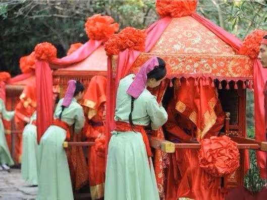 女子欠前夫家40萬，如今再婚，前夫砸了婚禮，前夫：先把錢還清