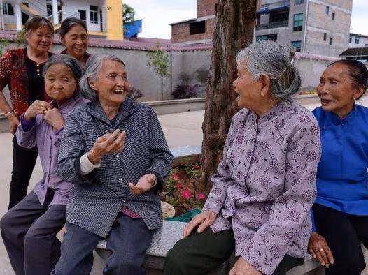 兒子在家帶孩子，婆婆不滿找兒媳理論，兒媳：誰讓你兒子沒本事