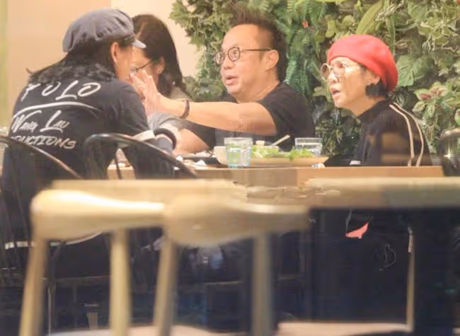 57歲黃大煒約會患癌女友，相戀25年仍恩愛，已花2千萬幫對方續命