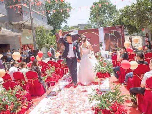 小伙當上門女婿，如今妻子讓他凈身出戶，小伙拒絕：給50萬損失費