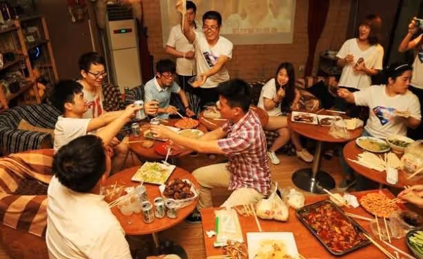 姑娘努力多年，終於離開故鄉，父親帶她去個地方，才知鄉愁最難離