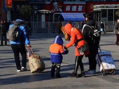 姑娘努力多年，終於離開故鄉，父親帶她去個地方，才知鄉愁最難離