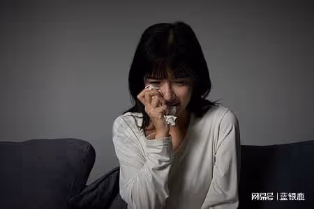 我爸媽前腳剛走，我老公就拽著我的頭髮往牆上磕，我額頭都流血了