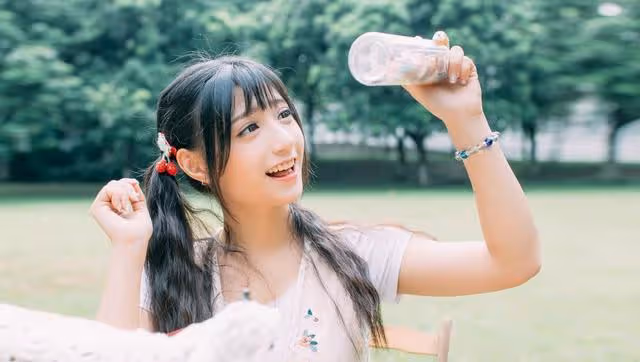 婆婆擺譜讓新娘三拜九叩，新娘點三支煙把酒倒在地上：祝永垂不朽