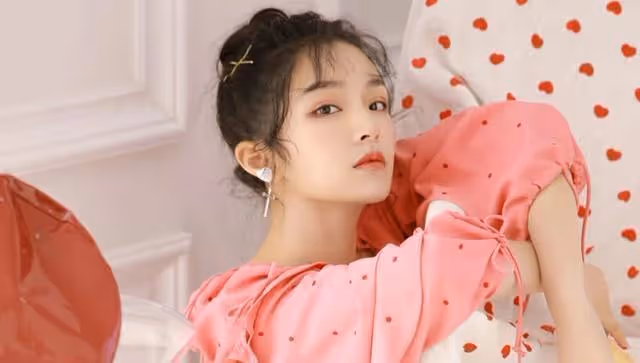 婆婆擺譜讓新娘三拜九叩,新娘點三支煙把酒倒在地上:祝永垂不朽
