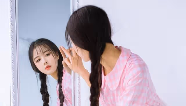 婆婆擺譜讓新娘三拜九叩,新娘點三支煙把酒倒在地上:祝永垂不朽