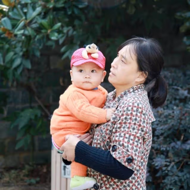 婆婆抱上孫子，卻絕口不提彩禮了，這兒媳也是個狠人
