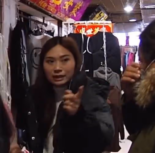 婆婆將兒媳拖街上暴打，丈夫卻無視婆媳矛盾，妻子憤怒離家出走