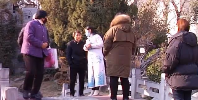 婆婆將兒媳拖街上暴打，丈夫卻無視婆媳矛盾，妻子憤怒離家出走