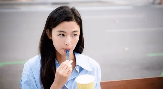 婆婆刁難兒媳吃剩飯稱是家規，兒媳怒掀桌：我家輪不到你定規矩