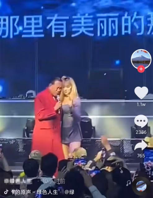 64歲影帝萬梓良現身商演，緊摟美女伴舞不願撒手，臉貼臉表現親密