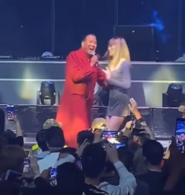 64歲影帝萬梓良現身商演，緊摟美女伴舞不願撒手，臉貼臉表現親密