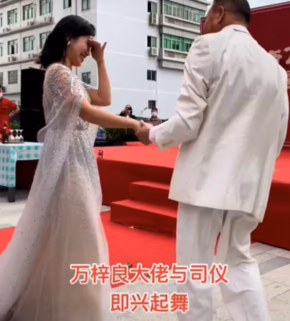 64歲影帝萬梓良現身商演，緊摟美女伴舞不願撒手，臉貼臉表現親密