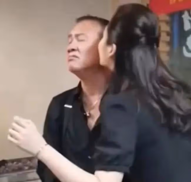 64歲影帝萬梓良現身商演，緊摟美女伴舞不願撒手，臉貼臉表現親密