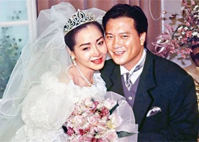 64歲影帝萬梓良現身商演，緊摟美女伴舞不願撒手，臉貼臉表現親密