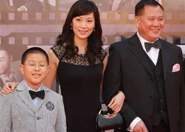64歲影帝萬梓良現身商演，緊摟美女伴舞不願撒手，臉貼臉表現親密