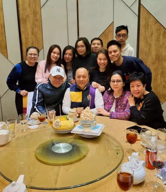 老戲骨吳志雄為愛妻慶祝生日，全家福罕曝光，一家12口人太熱鬧